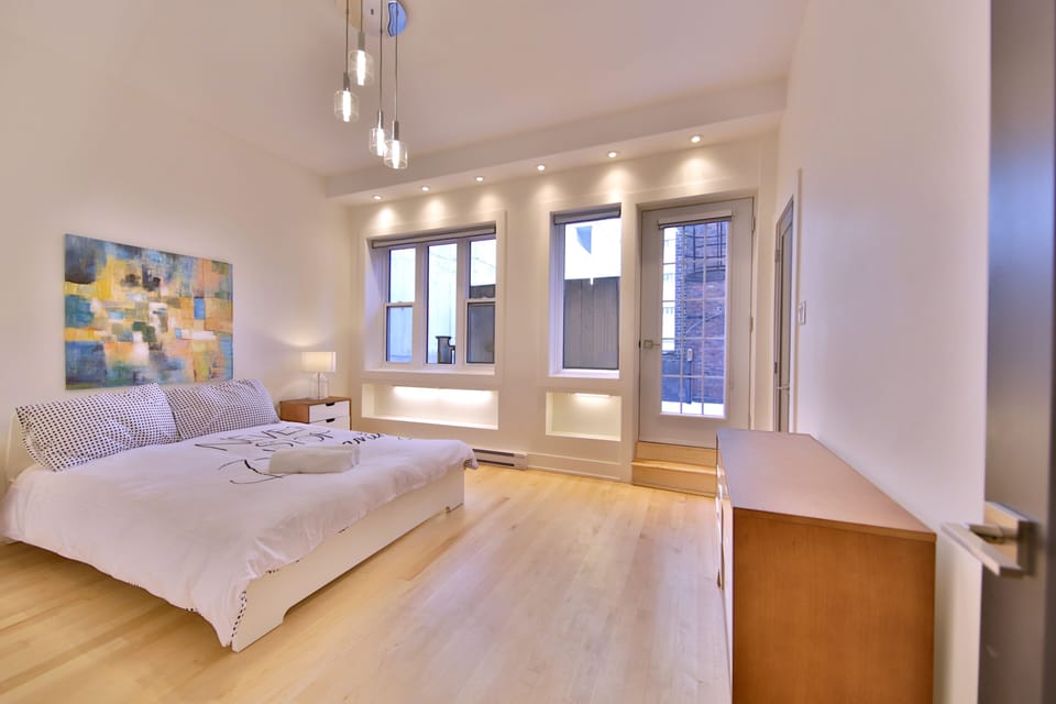 Second bedroom with queen size bed