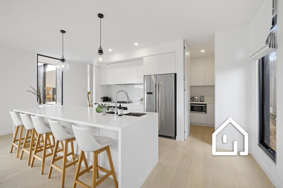 Butler's panty, island bench and breakfast bar for 5