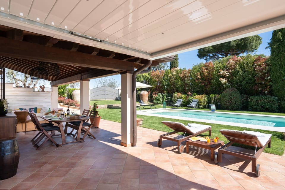 Seasonal outdoor pool, pool umbrellas, sun loungers