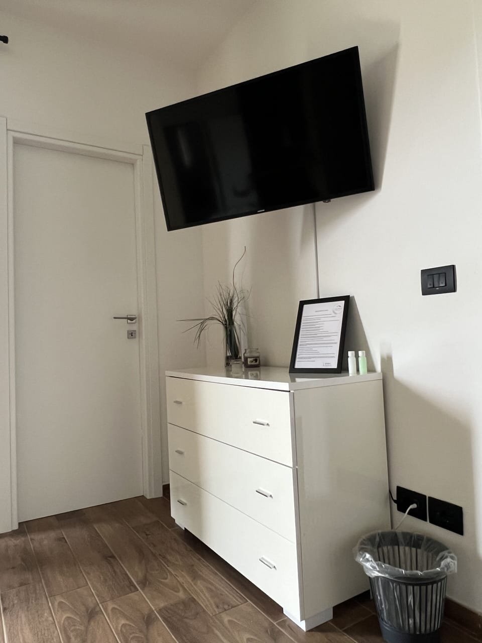 House | Iron/ironing board (on request), WiFi (free)