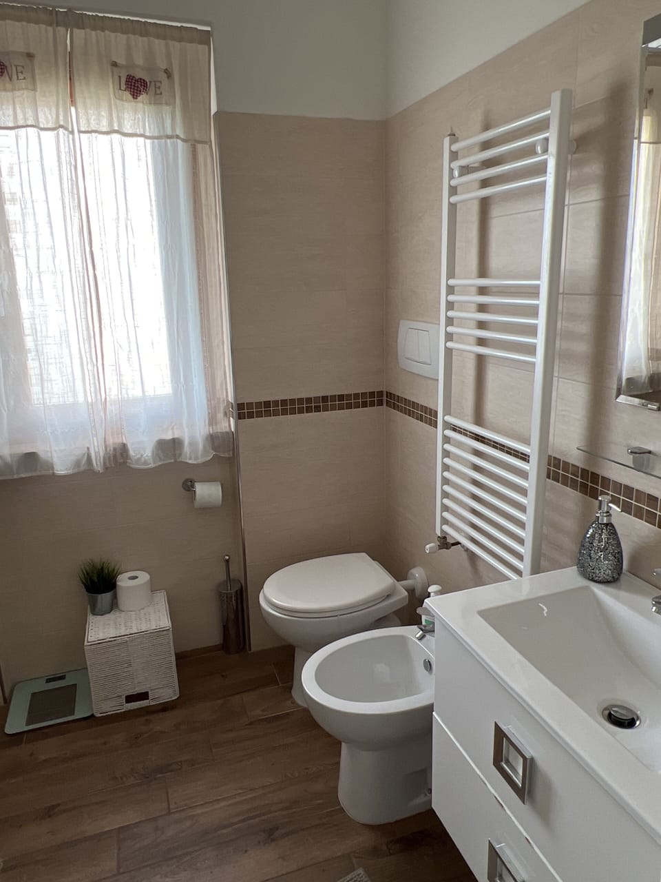 House | Bathroom | Shower, rainfall showerhead, hair dryer, bidet