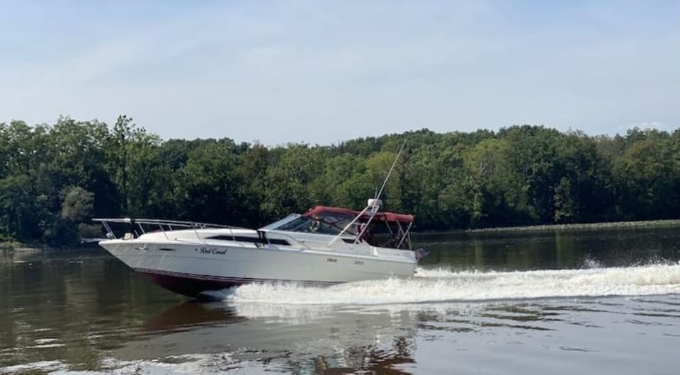 "Red Coral" is a 34 foot Sea Ray Sundancer 
