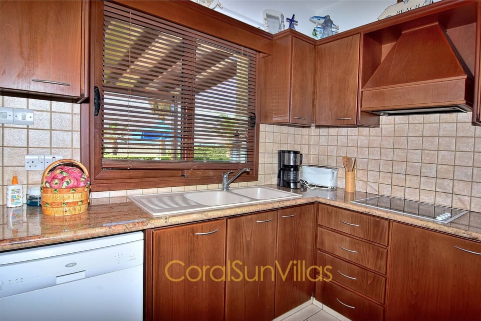 Villa, 4 Bedrooms, Balcony, Garden View | Private kitchen