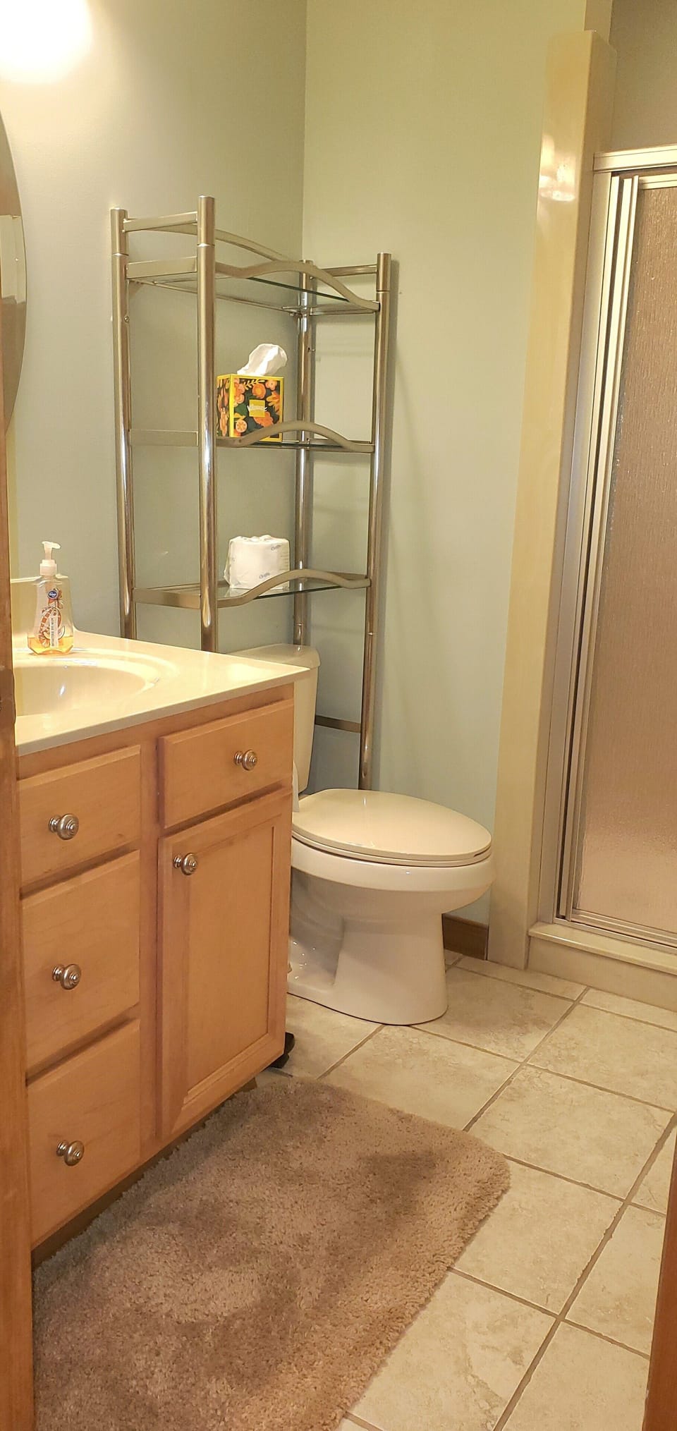Full bathroom in hall