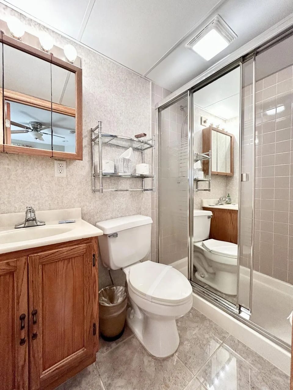 Full bathroom in the bedroom with the 1. queen bed