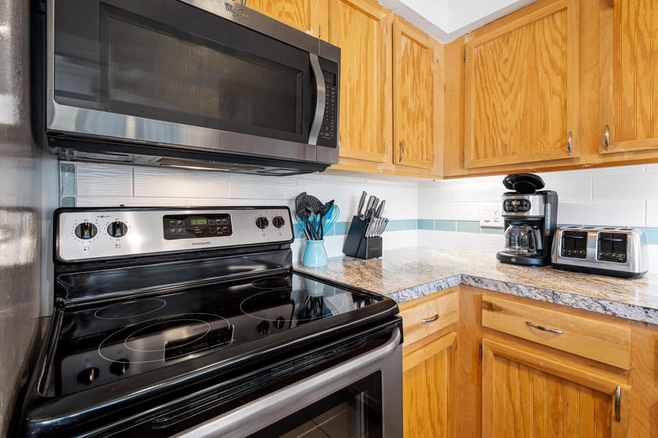 Condo, 1 King Bed with Sofa bed (Casa De Emdeko 230) | Private kitchen | Paper towels