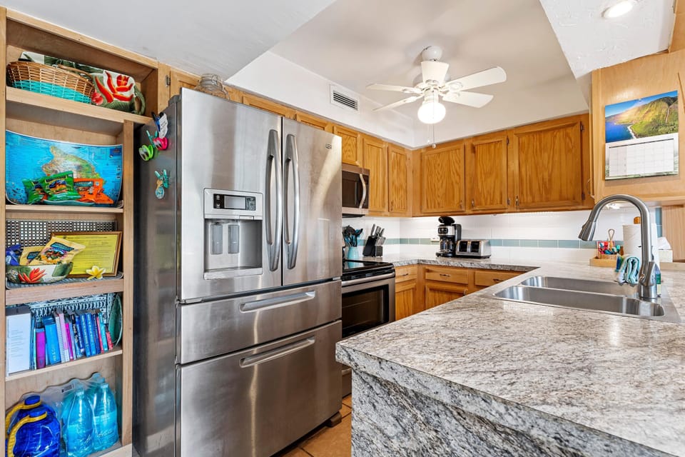 Condo, 1 King Bed with Sofa bed (Casa De Emdeko 230) | Private kitchen | Paper towels