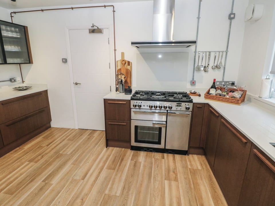 Cottage | Private kitchen | Fridge, dishwasher, electric kettle, cookware/dishes/utensils