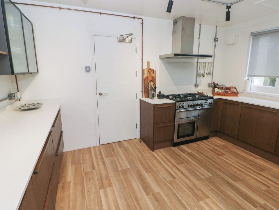 Cottage | Private kitchen | Fridge, dishwasher, electric kettle, cookware/dishes/utensils