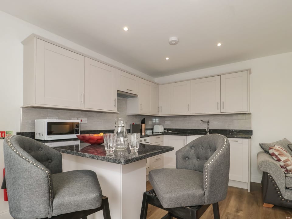 Fridge, dishwasher, cookware/dishes/utensils