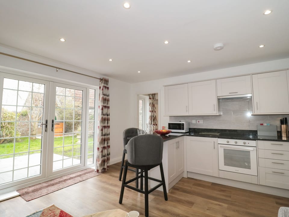 Fridge, dishwasher, cookware/dishes/utensils