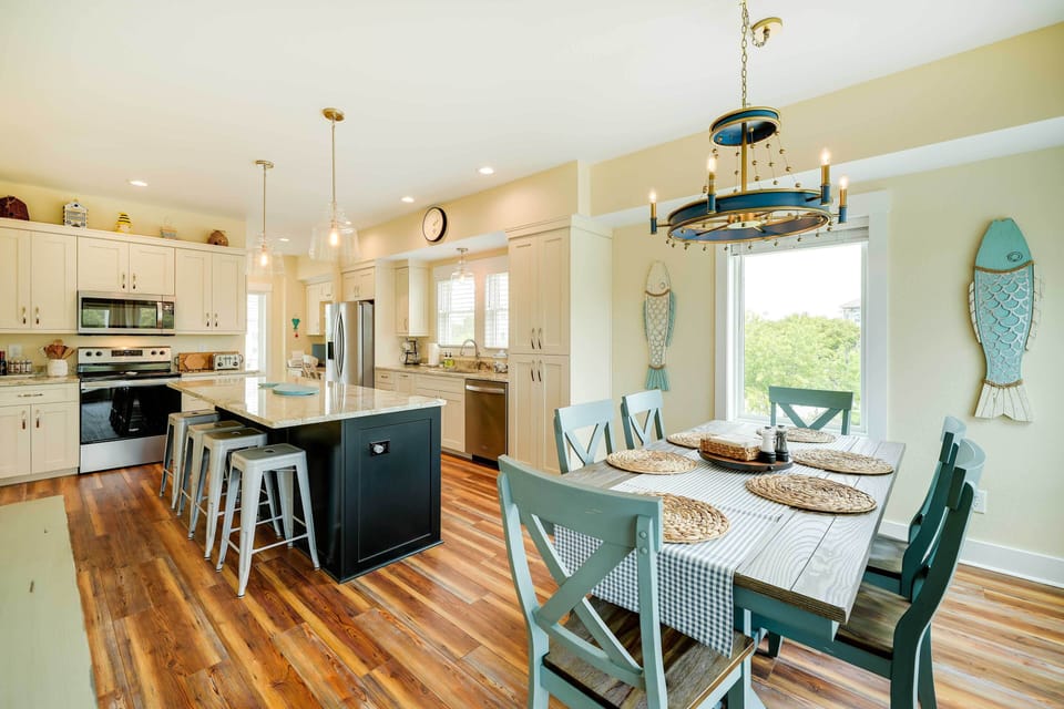 Dining Area | Dishware/Flatware