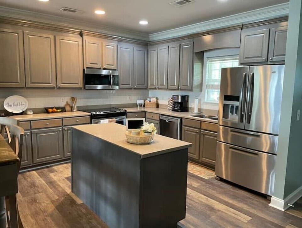 Fully equipped kitchen with island 
