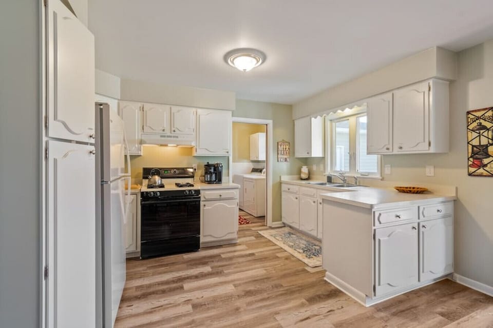 Cozy and clean kitchen directly off dining room