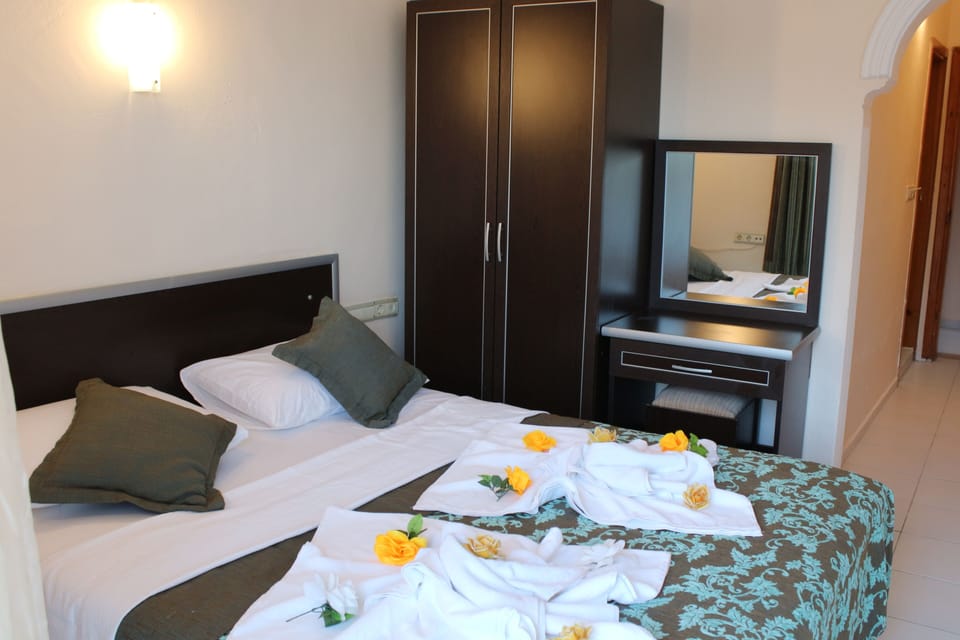 Standard Room | Minibar, iron/ironing board, WiFi