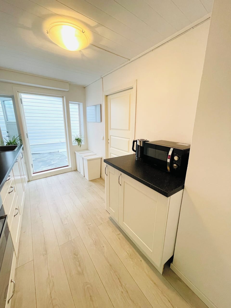 Full-size fridge, microwave, oven, stovetop
