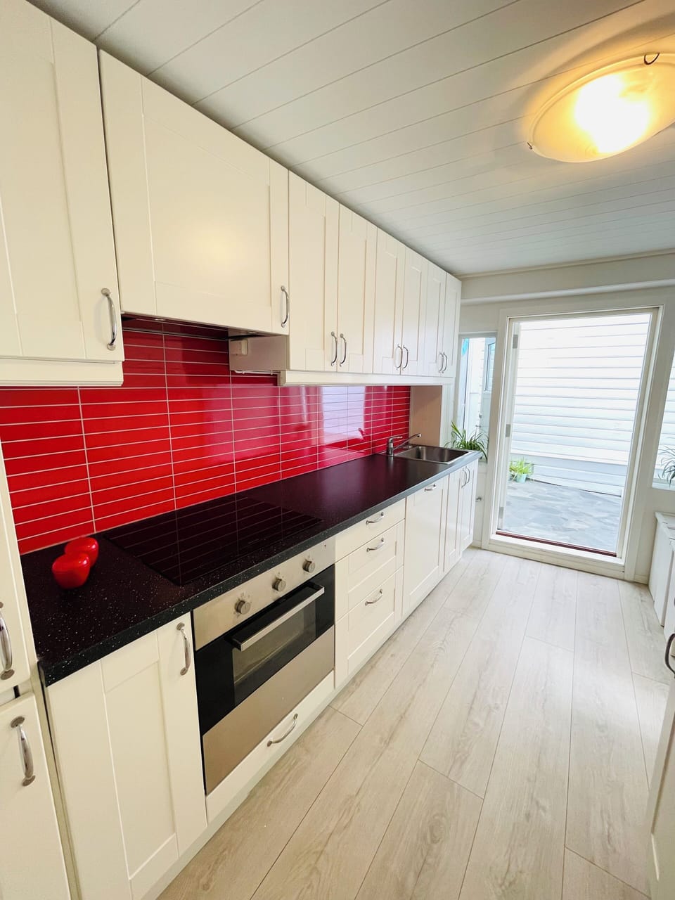 Full-size fridge, microwave, oven, stovetop