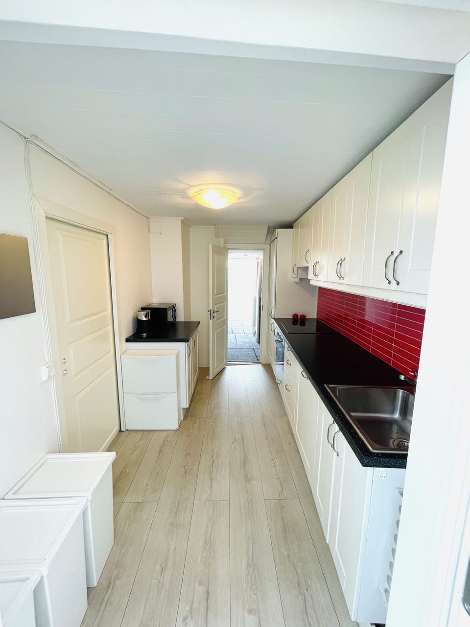 Full-size fridge, microwave, oven, stovetop