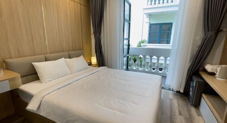 Basic Double Room | In-room safe, desk, blackout drapes, soundproofing