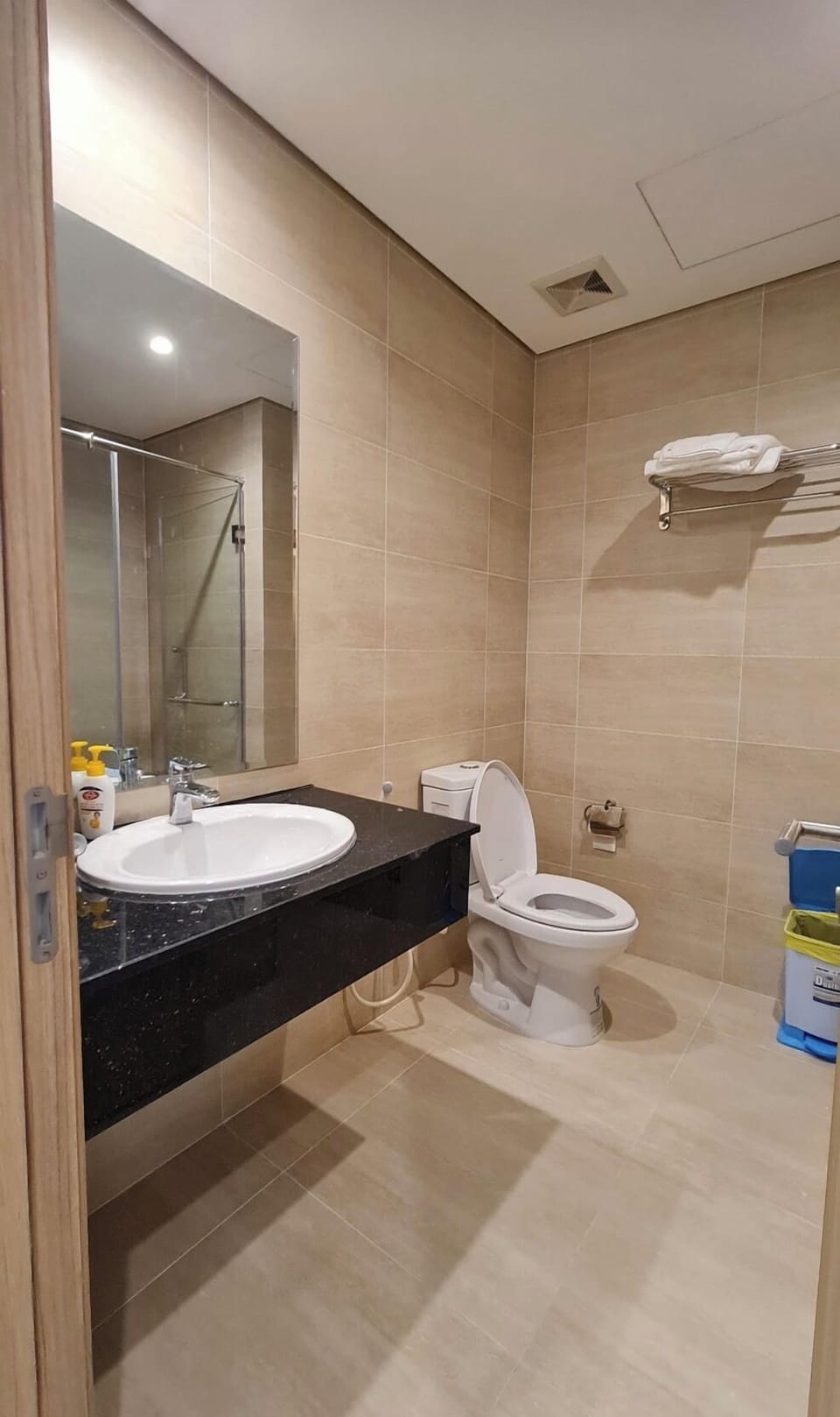 Basic Double Room | Bathroom | Rainfall showerhead, hair dryer, slippers, bidet