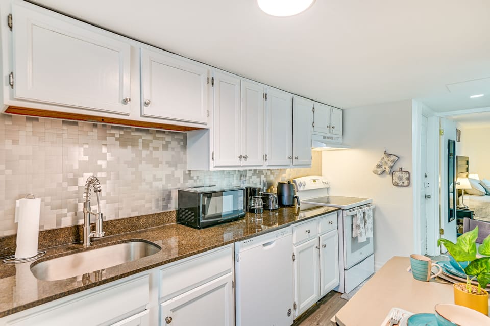 Kitchen | Paper Towels/Trash Bags Provided