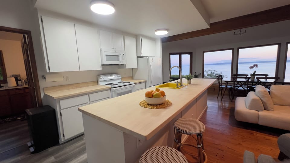 10-foot island & separate prep area in back for easy cooking and entertaining.