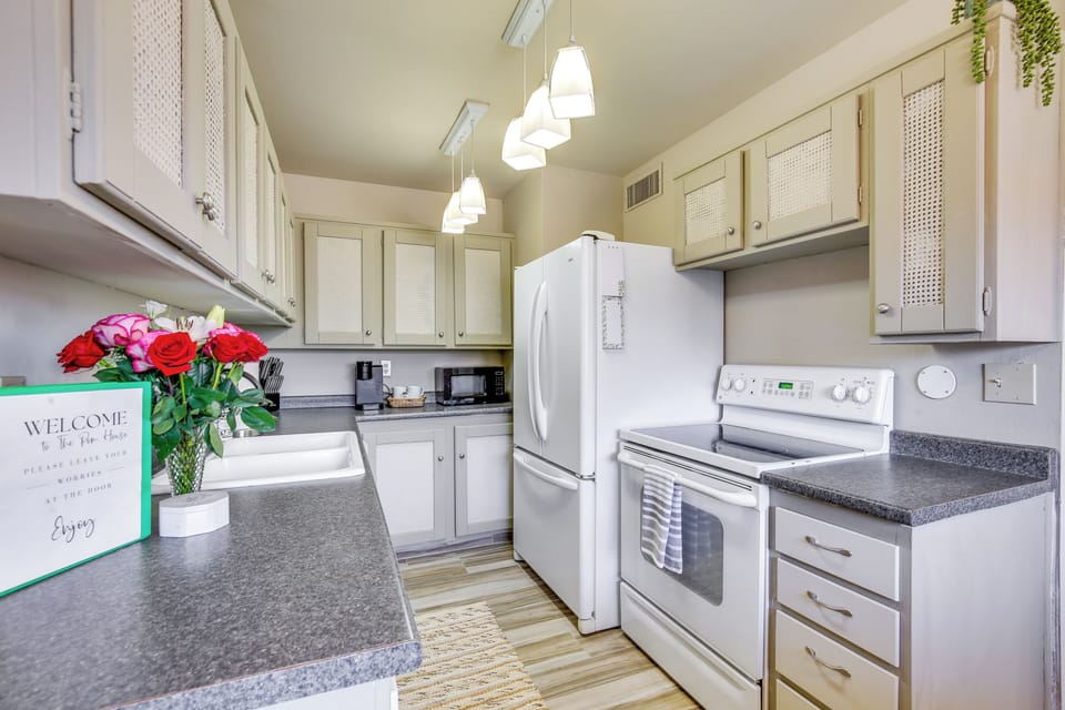 Kitchen | Coffee Maker | Trash Bags & Paper Towels Provided