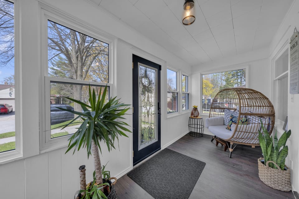 Enjoy morning coffee, evening drink  or reading in the Sun room!
So Cozy!
