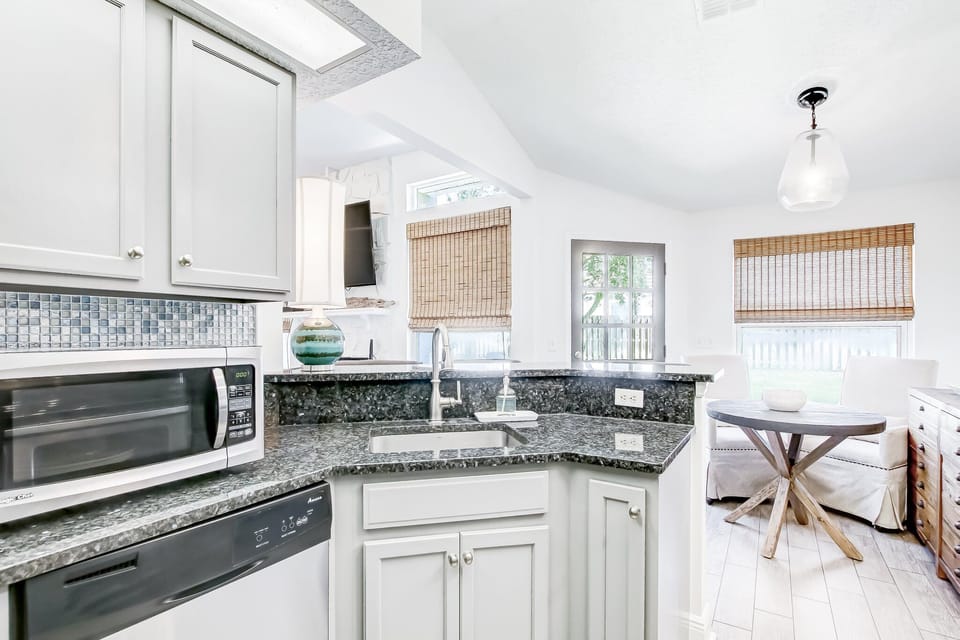 Fully Equipped Kitchen With Eat-in Space and Bar Stool Seating for 3