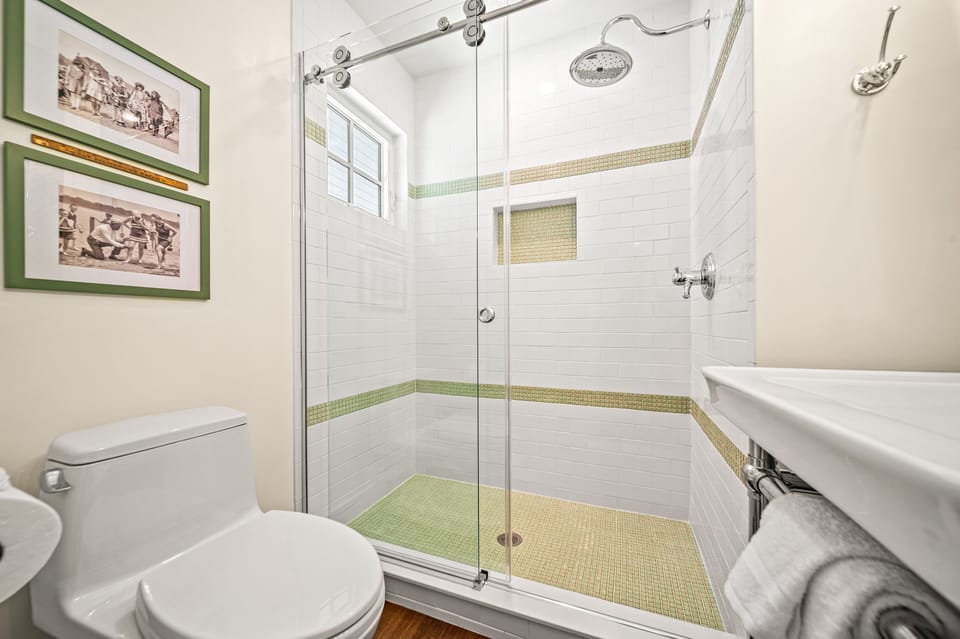 Queen Bed with En-suite Bathroom with shower stall