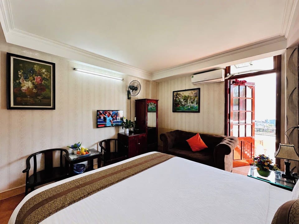 Desk, laptop workspace, WiFi (free), bed sheets
