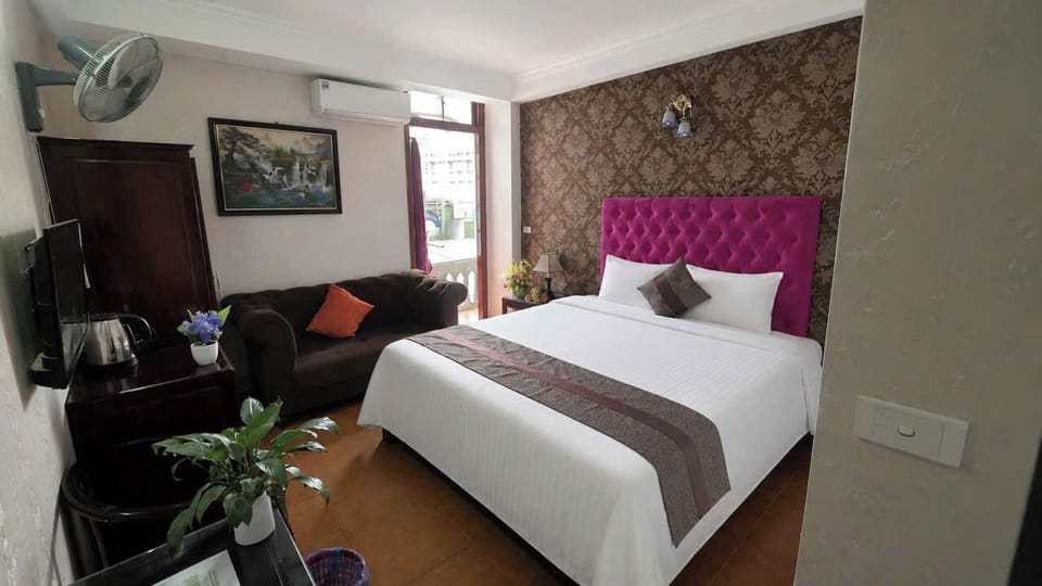 Desk, laptop workspace, WiFi (free), bed sheets