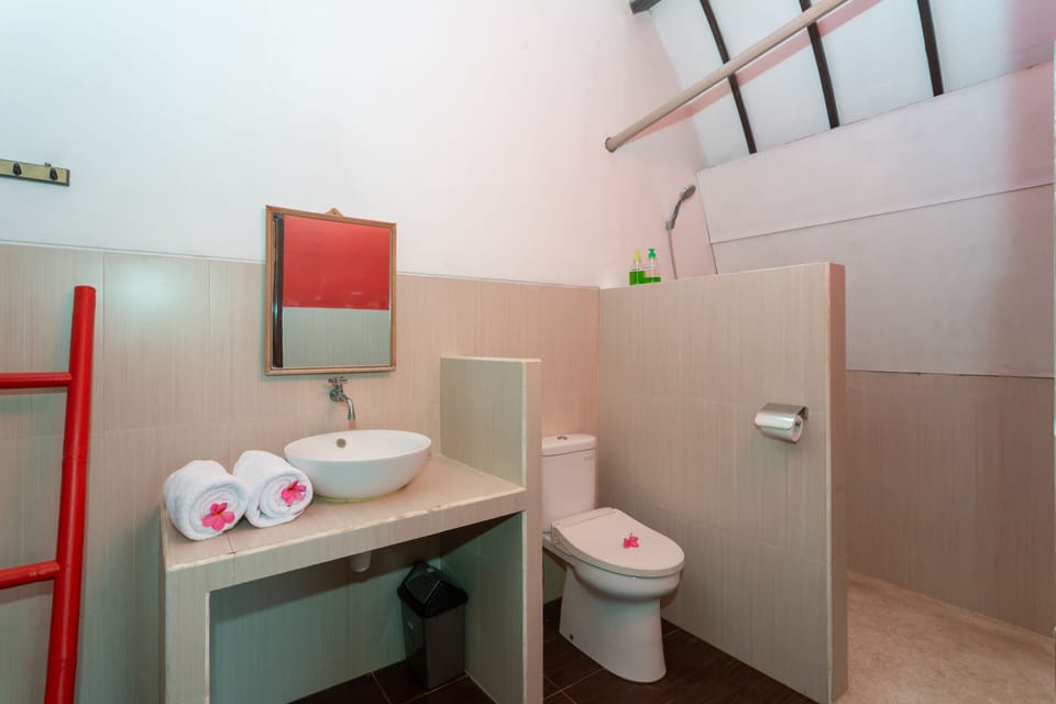 Signature Double Room, 1 King Bed | Bathroom | Towels, soap, shampoo, toilet paper