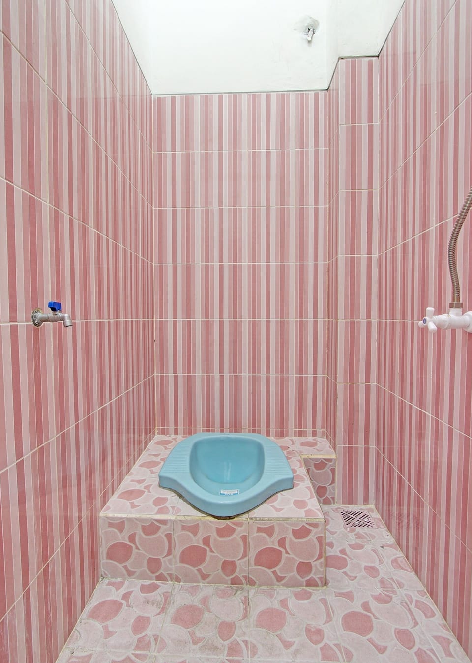 Economy Double Room | Bathroom | Shower, towels