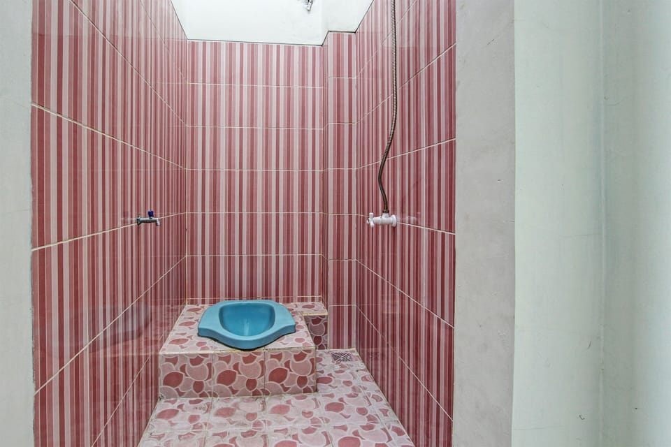 Economy Double Room | Bathroom | Shower, towels