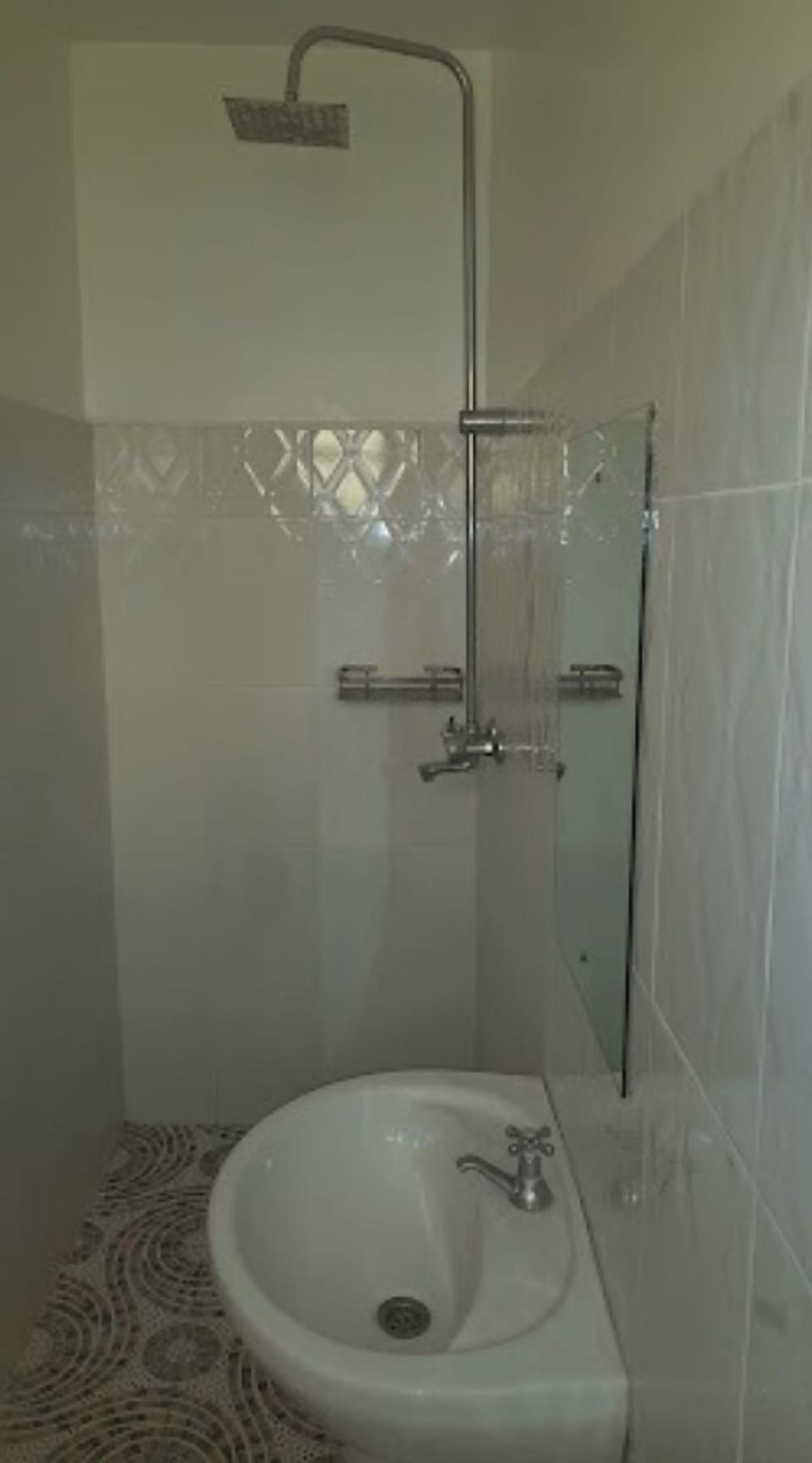 Shower, rainfall showerhead, free toiletries, slippers