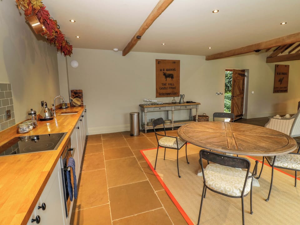 Cottage | Private kitchen | Fridge, cookware/dishes/utensils