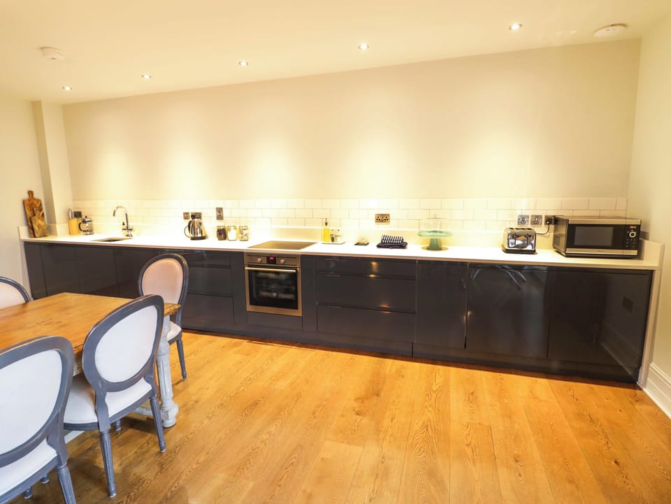 Cottage | Private kitchen | Fridge, cookware/dishes/utensils