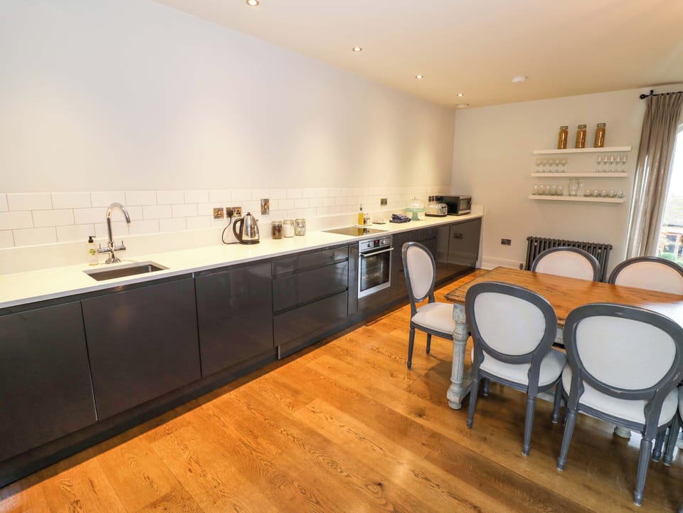 Cottage | Private kitchen | Fridge, cookware/dishes/utensils