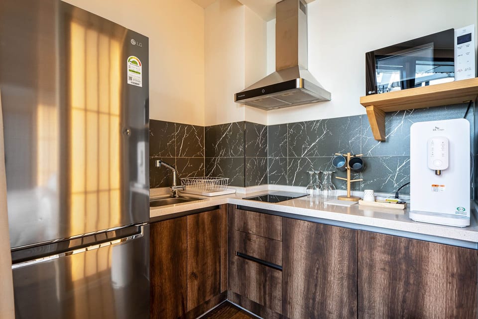 COC | Private kitchen | Full-size fridge, microwave, stovetop, coffee/tea maker