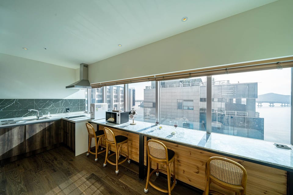 DOD | Private kitchen | Full-size fridge, microwave, stovetop, coffee/tea maker