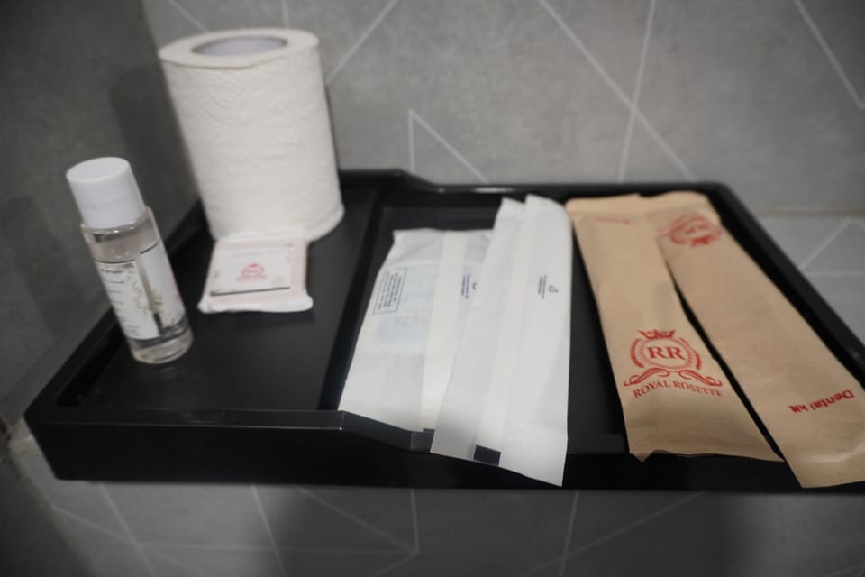 Shower, hydromassage showerhead, free toiletries, bathrobes