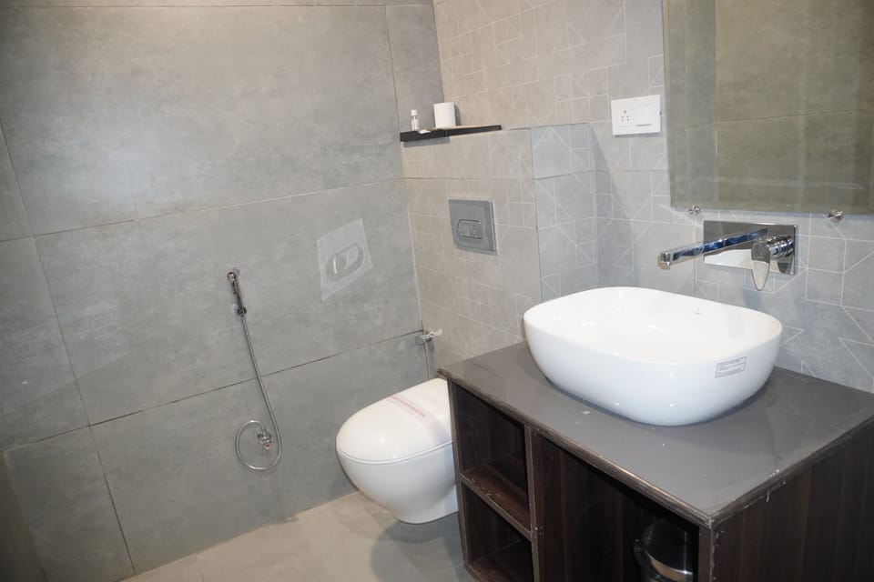 Deluxe Single Room | Bathroom | Shower, hydromassage showerhead, free toiletries, bathrobes