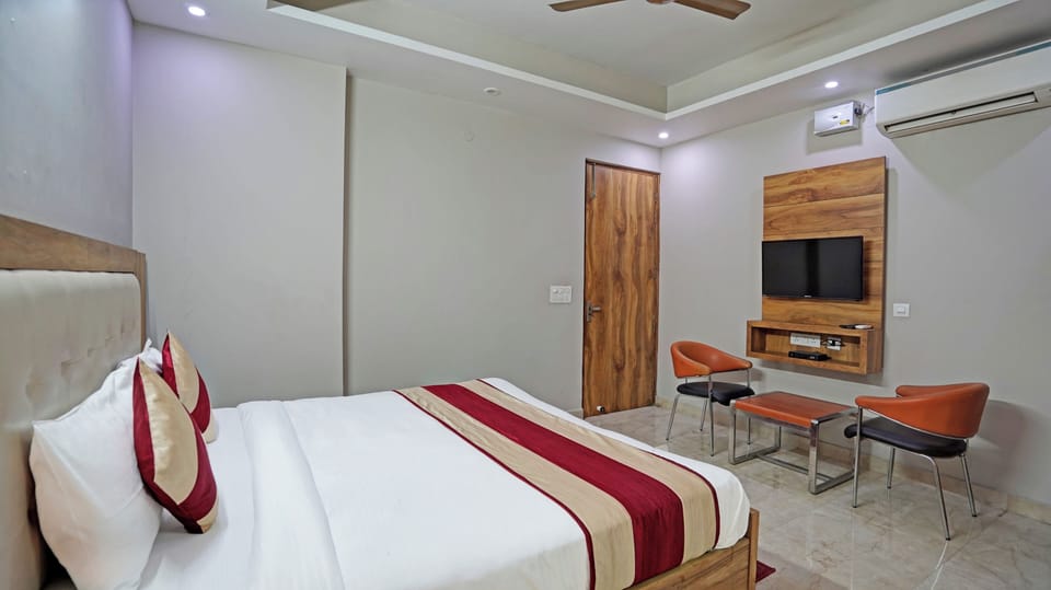 Deluxe Double Room | Hypo-allergenic bedding, memory foam beds, free minibar items, desk