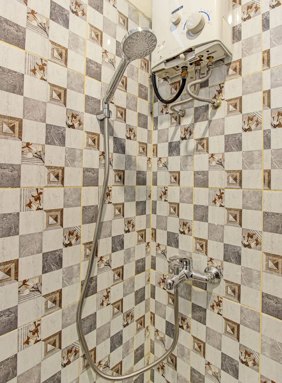 Standard Double Room | Bathroom | Shower, towels