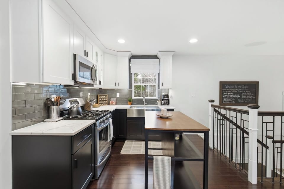 Open-concept kitchen, fully equipped for easy entertaining.