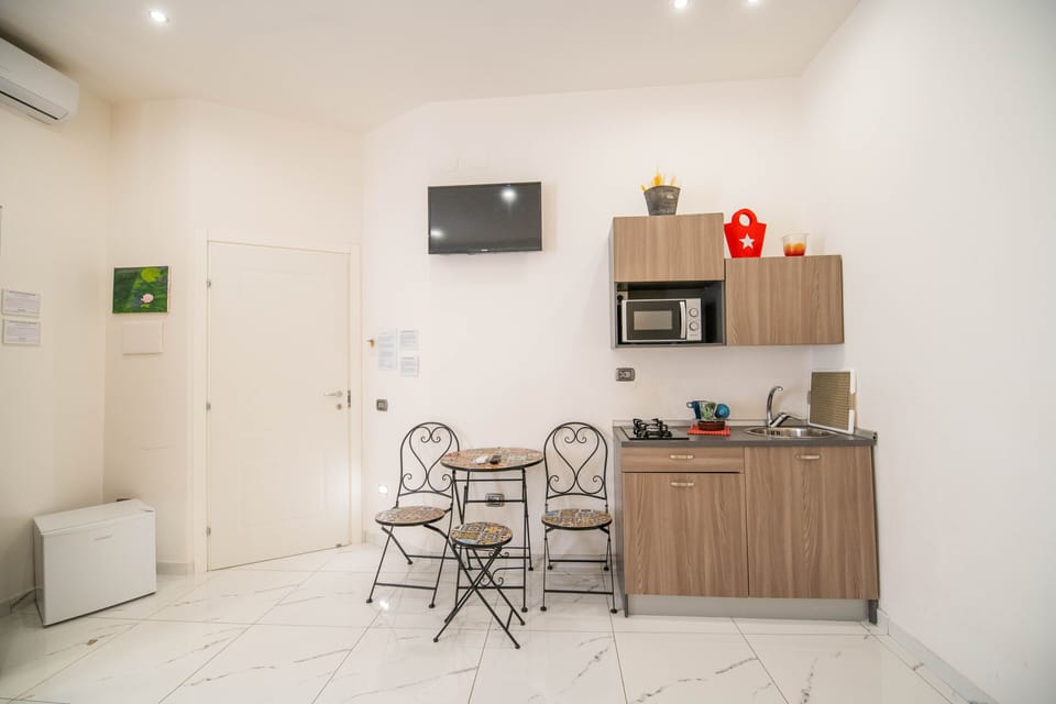 Deluxe Studio | Private kitchen | Coffee/tea maker, cookware/dishes/utensils, dining tables