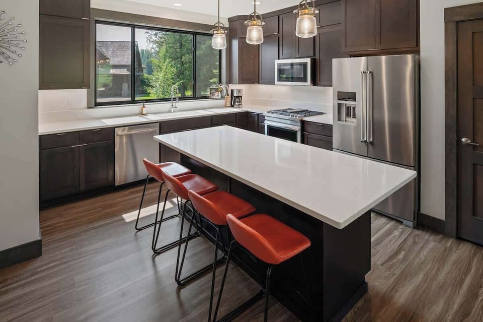 Kitchen and breakfast bar