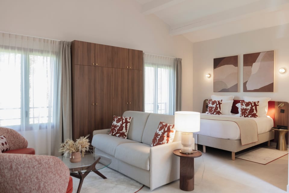 Junior Suite | Minibar, in-room safe, desk, laptop workspace