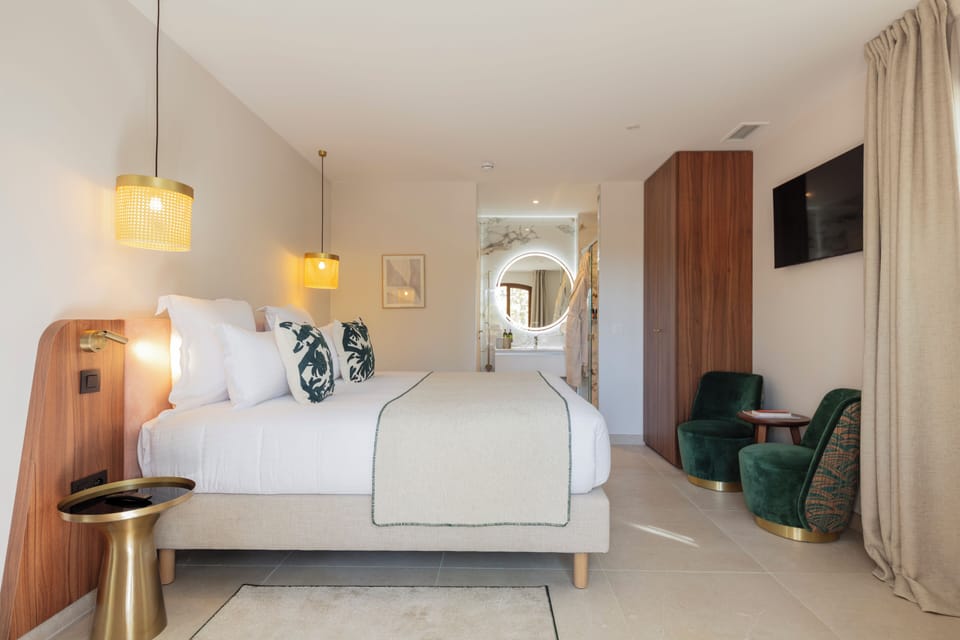 Executive Privilege Room | Minibar, in-room safe, desk, laptop workspace